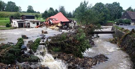 Povode napáchala v Hemanicích obrovské kody (snímek krátce po opadnutí hlavní vlny).