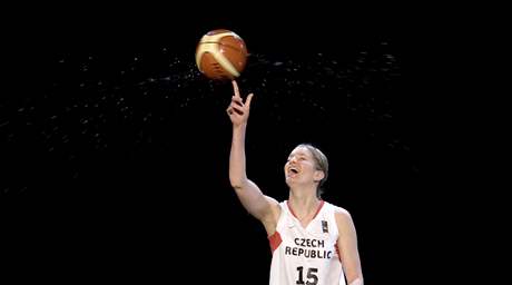 Eva Víteková pi natáení propaganího klipu ped MS basketbalistek