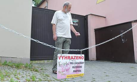 Karlovi Kamaíkovi brání k vjezdu do jeho domu firma prodávající koárky.