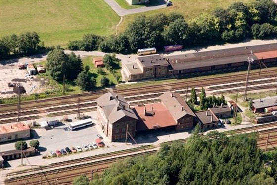 Nádraží v Ústí nad Orlicí se nachází na ostrůvku mezi dvěma kolejemi.