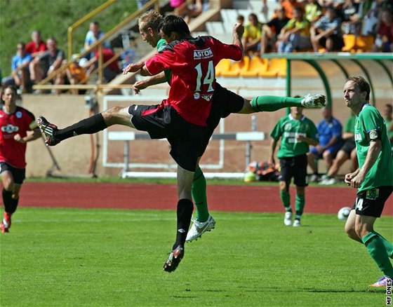 Hlavikový souboj Jaroslava Nesvadby (14) a Olega Duchnie v zápase druhé fotbalové ligy mezi Sokolovem a Sezimovým Ústím.