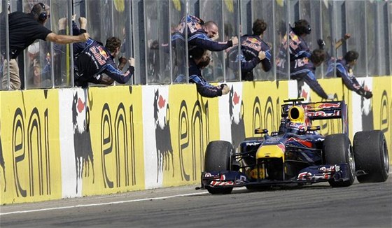 Mark Webber oslavuje triumf ve Velké cen Maarska s týmem Red Bull.