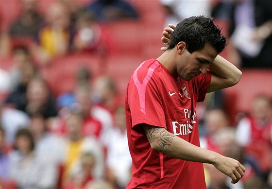 ZSTÁVÁ. Jednoho dne do Barcelony asi odejde, zatím vak Fabregas zstává v Arsenalu.