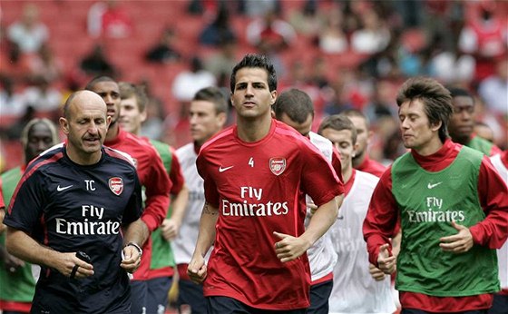 ZÁLONÍCI KANONÝI. Tomá Rosický (vpravo) na tréninku Arsenalu vedle Cesca Fabregase.