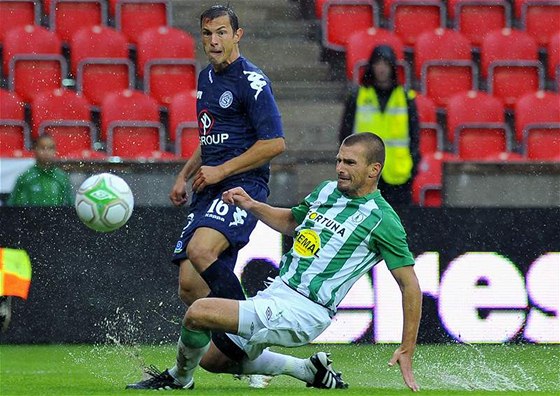 Marek Nikl, obránce Bohemians (v popedí), odehrává mí ped Lukáem Fujerikem ze Slovácka