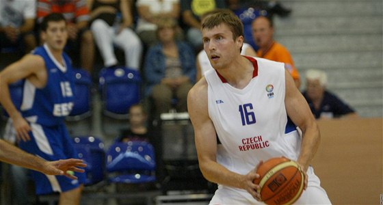 eský basketbalista Pavel Houka v utkání proti Estonsku
