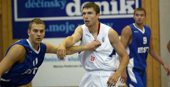 eský basketbalista Pavel Houka se v utkání proti Estonsku petlauje s