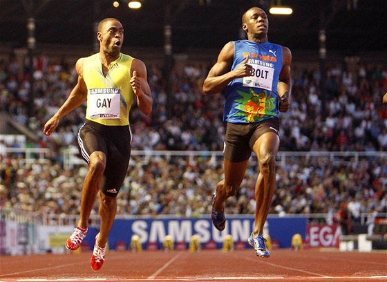 PORAEN. Svtový rekordman Usain Bolt (vpravo) poprvé po dvou letech prohrál, porazil ho Amerian Tyson Gay.