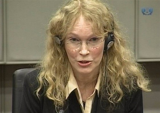 Mia Farrowová ped tribunálem (9. srpna 2010)