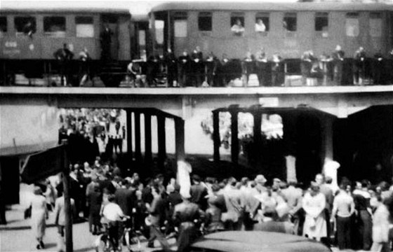 Fotografie zachycuje srocení davu u ústeckého Beneova mostu ped masakrem na konci ervence 1945.