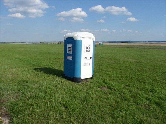 V areálu Open Air Festivalu u stojí první penosné toalety