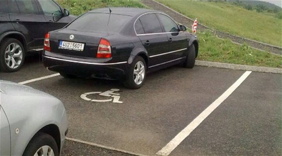 Sluební vz primátora Ústí nad Labem Jana Kubaty zaparkované na míst pro tlesn postiené