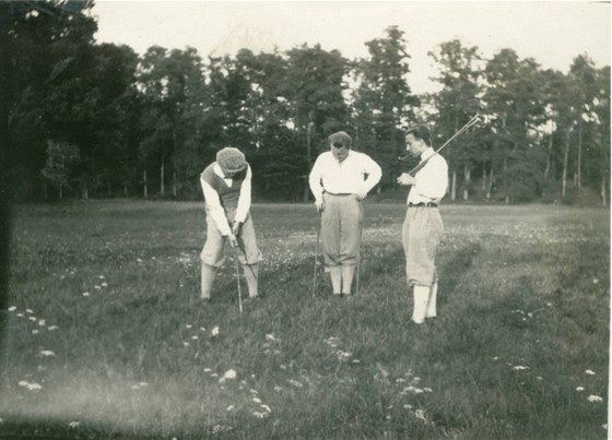 Prvorepublikoví propagátoi golfu (zleva): Prokop Sedlák st., Jaroslav Hibert, Adolf Hoffmeister zkouejí golf o prázdninách v jihoeské Jemin.