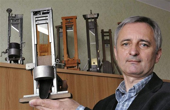 Vladimír Šebeček z Brna ukazuje vlastnoručně vyrobený funkční model pankrácké