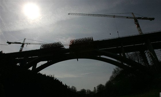 Most pes Opárenské údolí na dálnici D8