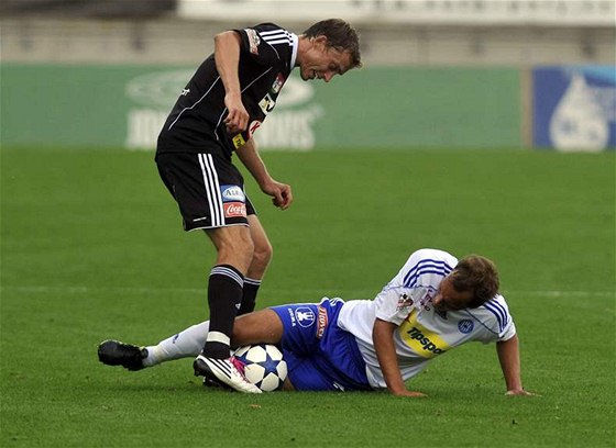 NEDÁM. Daniel Hua z Píbrami (vlevo) se snaí vydolovat mí, olomoucký Jakub Petr vlee odolává.