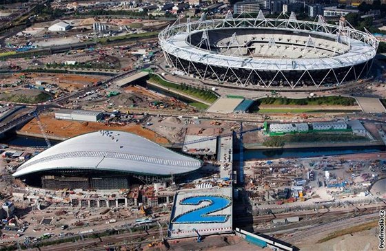 Rozestavná londýnská sportovit zdobí gigantická dvojka: tolik let schází do zahájení olympijských her 2012. 