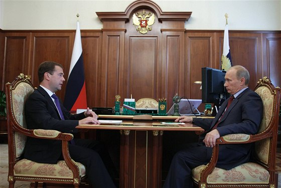 Ruský prezident Dmitrij Medvedv (vlevo) s premiérem Vladimirem Putinem