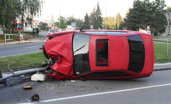 idi nezvládl zatáku a srazil sloup veejného osvtlení. Skonil na záchytce a ze svých zranní se bude léit zhruba tyi týdny.