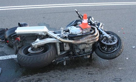 Osmaticetiletý motorká po nárazu do vleky havaroval a svým zranním na míst podlehl.