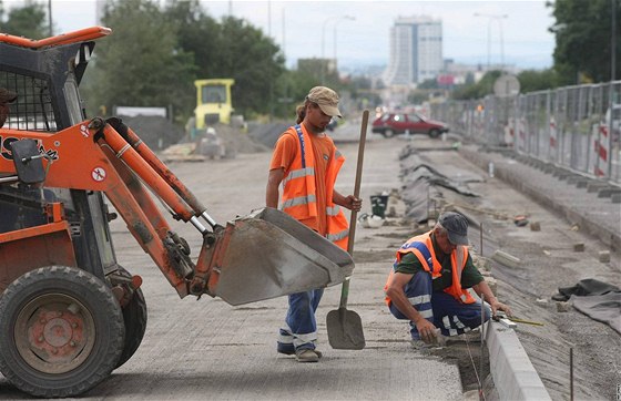 Nový kruhový objezd na nechvaln proslulé kiovatce ve smru na Ostravu bude stát tyiadvacet milion korun a hotový má být v listopadu.