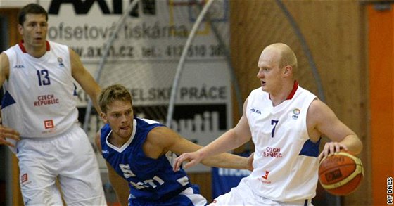 Tomá Tóth (vpravo) v dresu eské reprezentace proti Tanelu Sokkovi z Estonska
