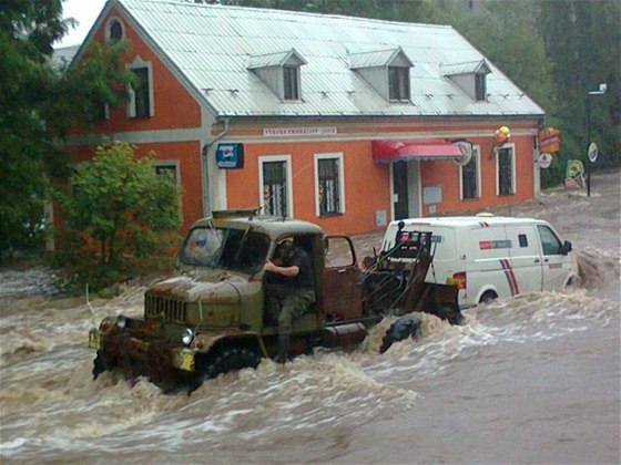 Proudy vody v Mníku na Liberecku uvznily obrnnou dodávku vezoucí peníze (7.8. 2010) 