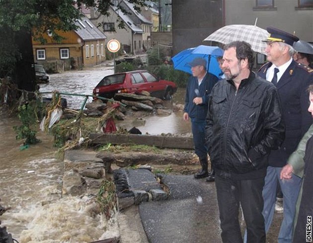 Ministr Radek John v oblastech posti�ených povodní. (8. srpna 2010)