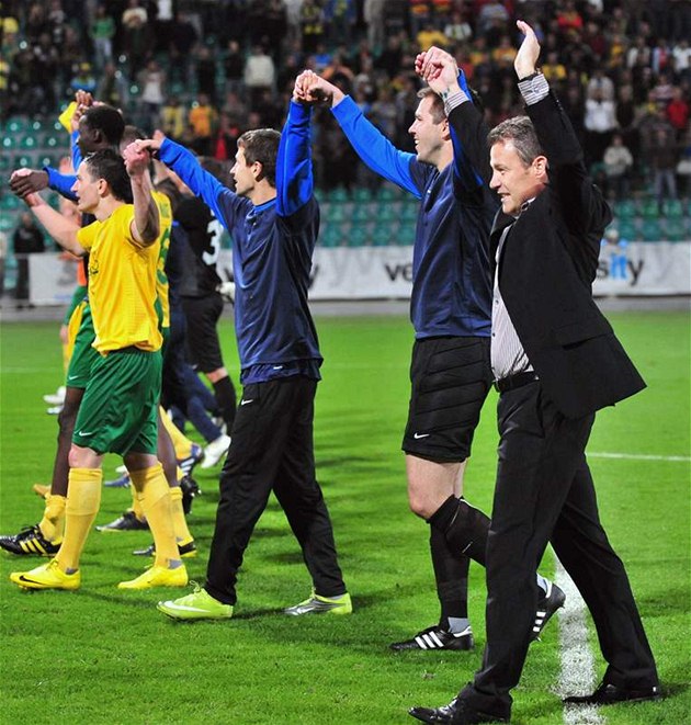 �ilinský trenér Pavel Hapal a jeho hrá�i zdraví fanou�ky po postupu do 4. p�edkola Ligy mistr�.