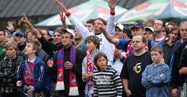 ZÁPAS SLEDOVALI NA NÁM�STÍ. Zápas Plzn� s Besiktasí sledovali fanou�ci na plze�ském nám�stí. Nakonec moc d�vod� k radosti nem�li.