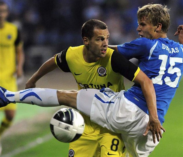 Zálo�ník Sparty Marek Mat�jovský se sna�í p�ejít p�es Kamila Drygase z Poznan�.