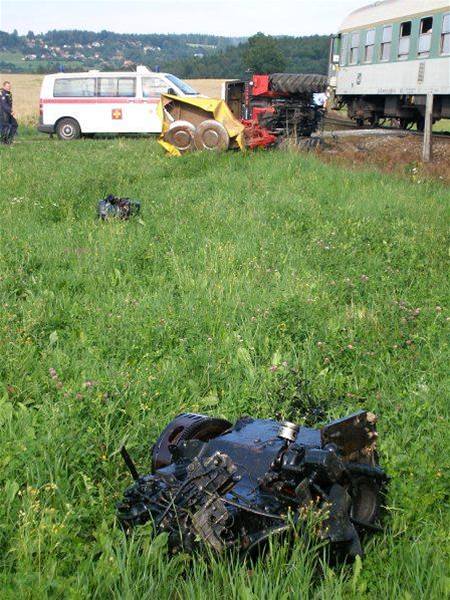 Stet traktoru s rychlkem na pejezdu mezi Rtyn v Podkrkono a ervenm Kostelcem na Nchodsku