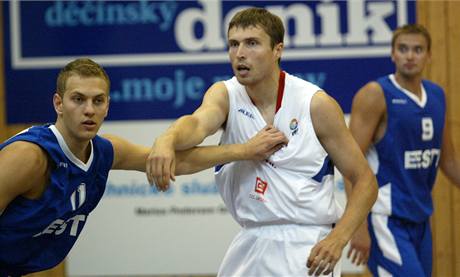 esk basketbalista Pavel Houka se v utkn proti Estonsku petlauje s protihrem