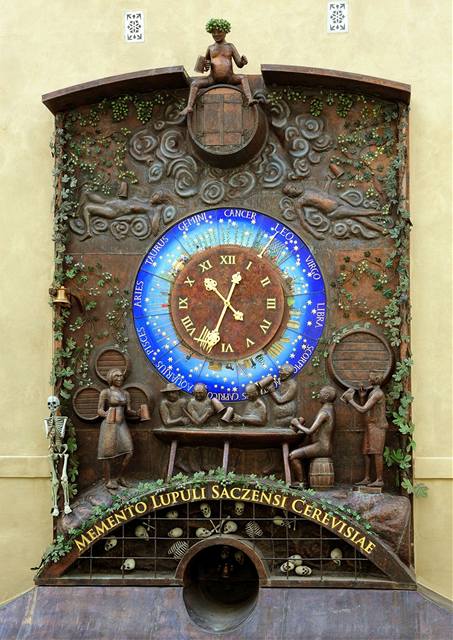 Moderní orloj oslavující chmel a pivo ukazuje nejen hodiny, ale díky zvěrokruhu také astronomický čas