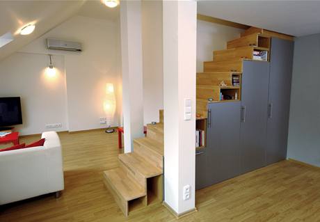 Architekt Andrej Ple a jeho elegantn een podchodnho prostoru v malm pdnm byt