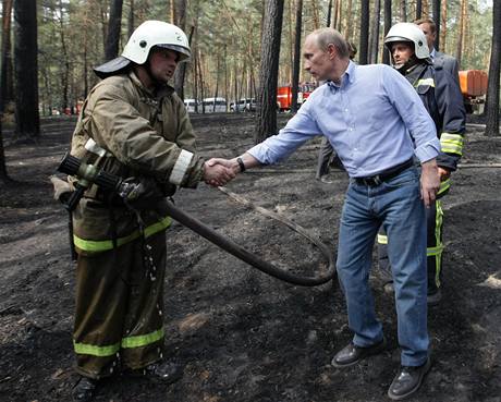 Premiér Vladimir Putin objíždí spáleniště po celé zemi