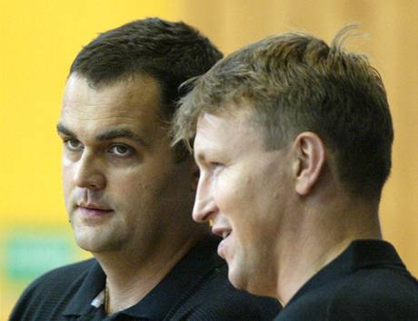 Trenrsk duo u esk basketbalov reprezentace: Vlevo hlavn kou Pavel Budnsk, vpravo jeho asistent Jan Slowiak