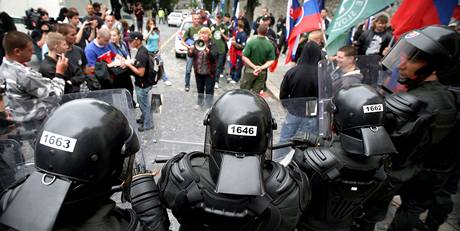 Slovensk policie zakroila proti extremistm u hradu v Bratislav (7.8.2010)