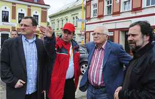 Premiér Petr Neas, hejtman Libereckého kraje Stanislav Eichler, prezident Václav Klaus a ministr Radek John na námstí v Chrastav. (8. srpna 2010)