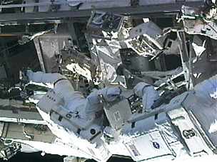 Kosmonauti pi prvním pokusu opravit chladicí systém na ISS