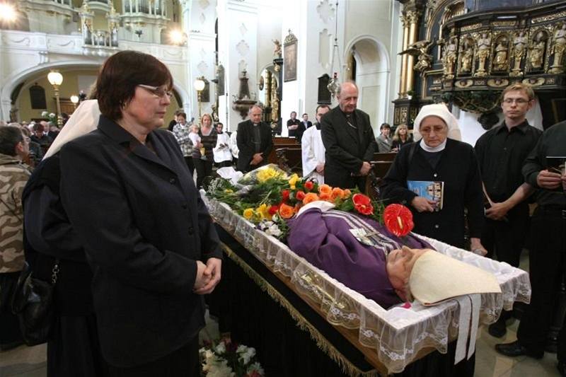 Zlod�j si mohl cennosti prohlédnout, kdy� bylo t�lo zesnulého biskupa vystaveno v katedrále sv. �t�pána.