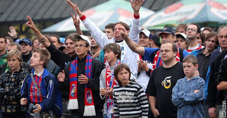 ZÁPAS SLEDOVALI NA NÁM�STÍ. Zápas Plzn� s Besiktasí sledovali fanou�ci na plze�ském nám�stí. Nakonec moc d�vod� k radosti nem�li.