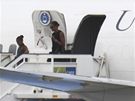 Michelle Obamová a malá Sasha vystupují v Malaze z Air Force Two (4. srpna 2010)