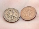 mince vlevo má kolem lva kruh, který se objevuje na padesátikorunové minci. Desetikoruna vpravo je standardní.