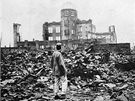 Spojenecký dopisovatel si prohlíí budovu Prmyslového paláce v Hiroim, dva dny po svrení atomové bomby. elezobetonová budova eského architekta Jana Letzela se stala mementem pipomínajícím nebezpeí jaderného konfliktu. (8. srpna 1945)