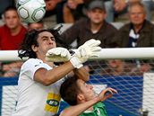 Jablonecký úto�ník Tomá� Pekhart (vp�edu) v souboji s branká�em Chiotisem z Apoelu Nikósie.