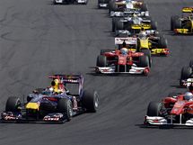 Sebastian Vettel z Red Bullu (vlevo) se ujal po startu veden ve VC Maarska formule 1.