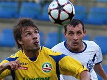 Zlnsk fotbalista Michal rom hlavikuje m v zpase druh ligy proti Kladnu.