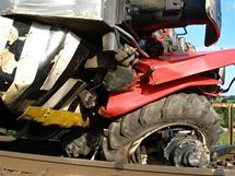 Stet traktoru s rychlkem na pejezdu mezi Rtyn v Podkrkono a ervenm Kostelcem na Nchodsku