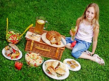 Jak pipravit sprvn piknik? Zklad tvo dob ptel, velk deka a kvalitn jdlo. 